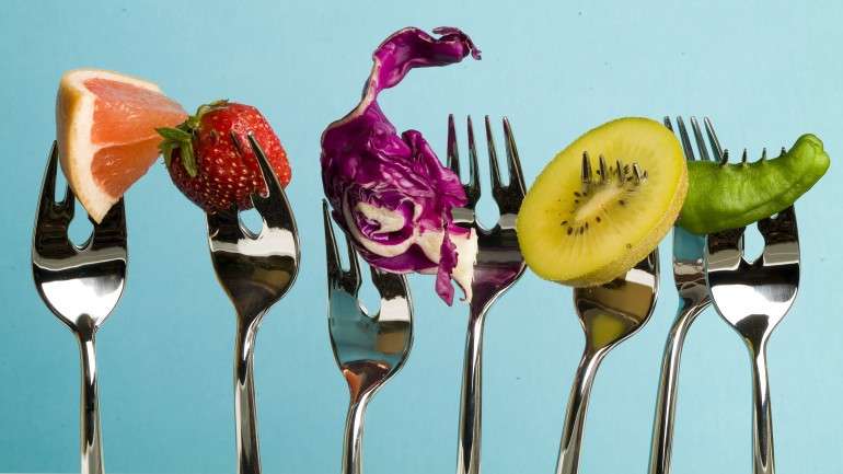 Antes do treino deve optar por comer hidratos rápidos como barrinhas de cereais de proteína, chocolate preto ou até uma peça de fruta.