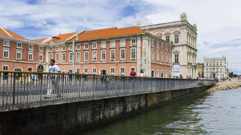É neste troço da avenida, em madeira e ferro, que se nota mais a degradação
