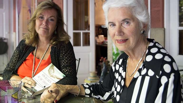 Wendy Holden (à esquerda), começou a escrever "Os bebés de Auschwitz" depois de conhecer Eva Clarke (à direita), que nasceu num campo de concentração nazi (Sebastião Almeida / Observador)