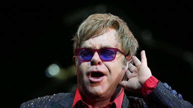 Sim, é verdade. Sir Elton John é o primeiro nome do festival Marés Vivas
