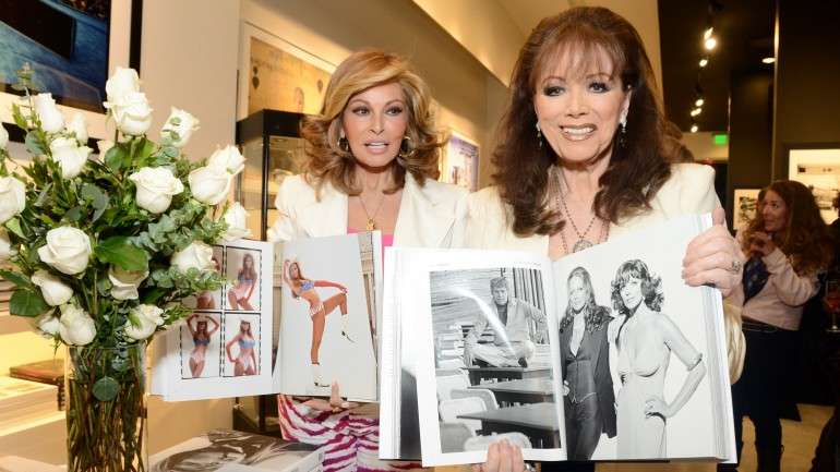 Jackie Collins, à direita na foto