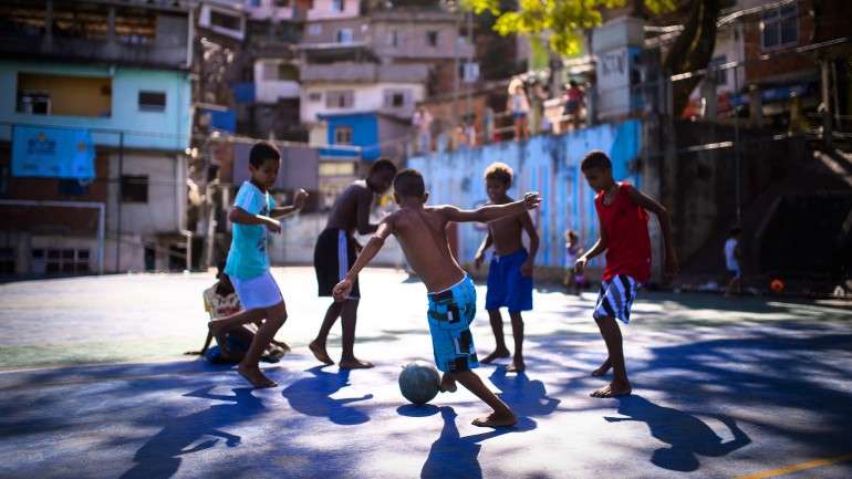 As crianças precisam de brincar e desfrutar do espaço exterior