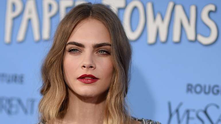 Cara Delevingne, embaixadora das sobrancelhas frondosas e pretexto para fazer uma pequena história desta pilosidade.