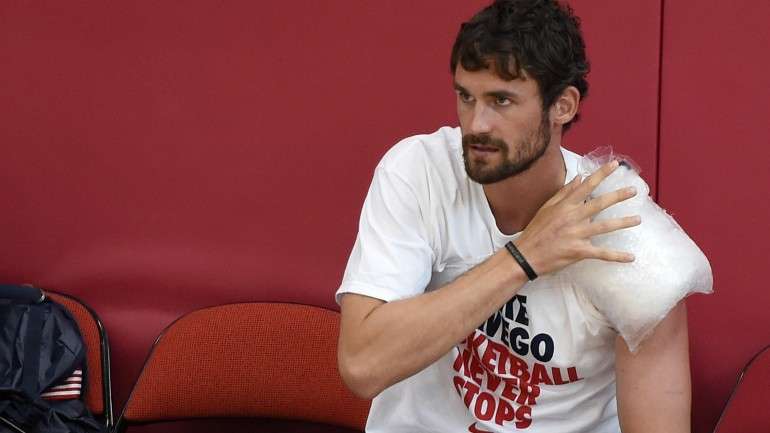 Kevin Love, jogador do Cleveland Cavaliers, a aplicar gelo numa área lesionada.