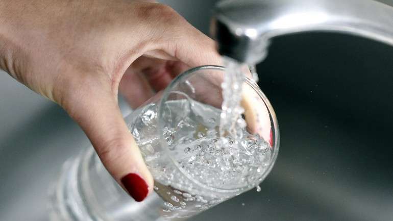 Já reparou no rótulo da água que anda a beber? Se o pH indicado for menor do que 7 valores significa que é ácida e, por isso, pode provocar dores musculares e nas articulações.