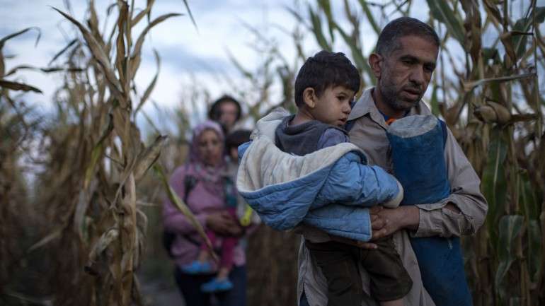 Os refugiados aguardavam há horas por autocarros que os deveriam transportar para a localidade de Roszke