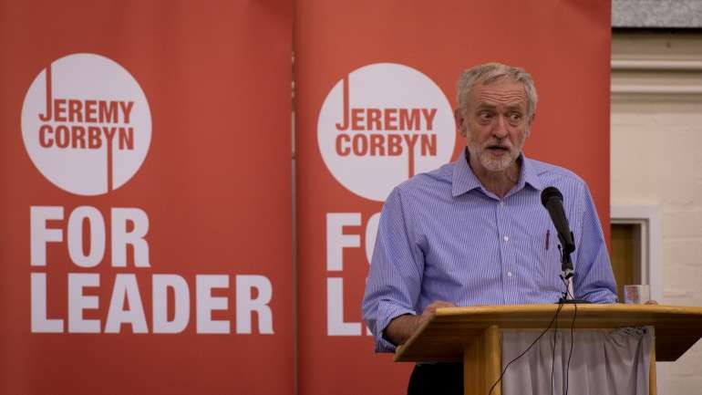 Iannis Varoufakis confirmou que durante as décadas de 70 e 80 do século passado terá participado com Jeremy Corbyn, principal candidato à liderança do Partilho Trabalhista britânico, em vários protestos contra o governo de Margaret Thatcher