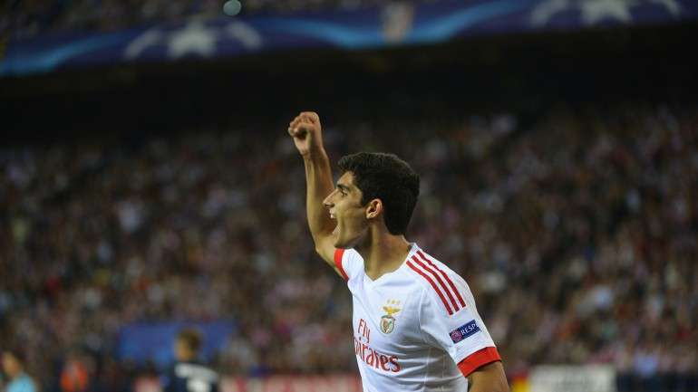Gonçalo Guedes, com 18 anos e 305 dias de vida, tornou-se no português mais jovem a marcar na Liga dos Campeões, superando Manuel Fernandes
