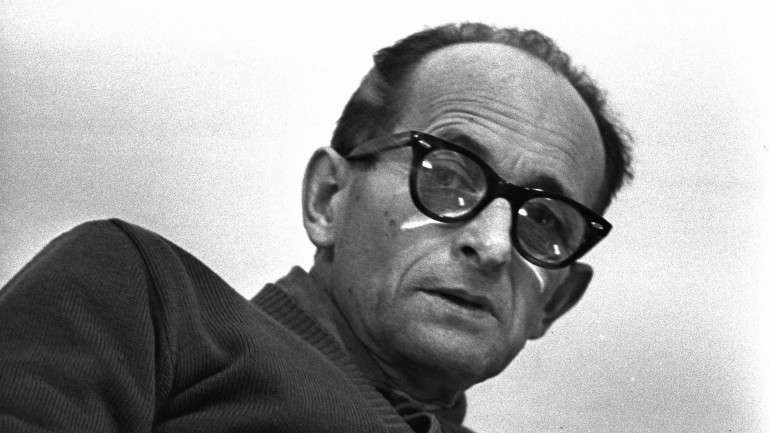 Adolf Eichmann organizou, entre 1942 e 1944, a deportação das populações judaicas da Europa para os campos de extermínio nazis. Nunca se arrependeu, até porque, como explicou, o "arrependimento é para as criancinhas".