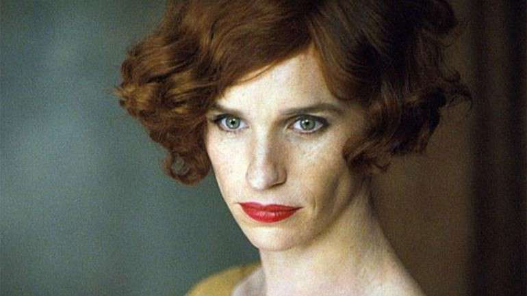 Sim, esta "Danish Girl" é mesmo Eddie Redmayne, que venceu o Óscar de Melhor Ator pelo papel de Stephen Hawking, em "A Teoria de Tudo"