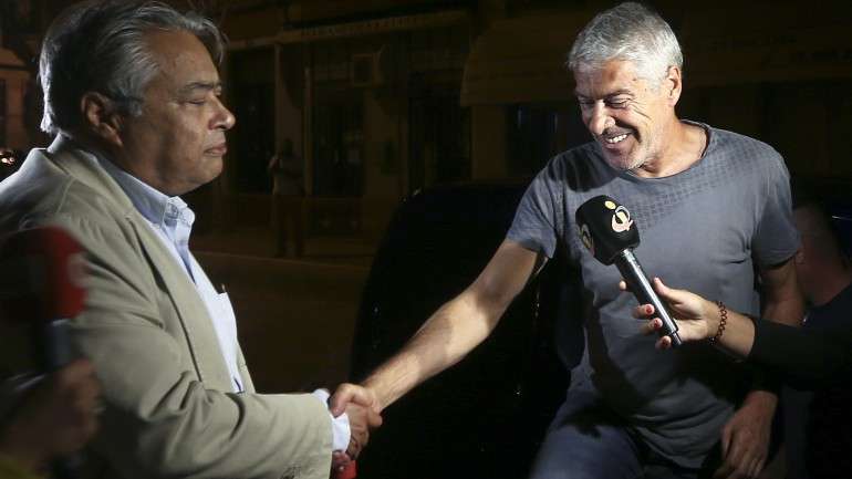 José Sócrates cumprimenta o seu advogado João Araújo na noite da sua libertação da cadeia de Évora