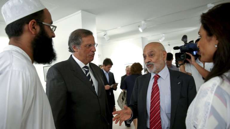 O presidente do Instituto P. António Vieira, Rui Marques, fala com o presidente da comunidade islâmica, Abdool Vakil, durante a apresentação da nova Plataforma de Apoio aos Refugiados, em Lisboa.