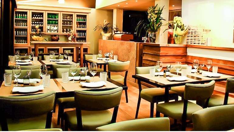 Sala do restaurante Tasca da Esquina, em São Paulo, distinguido como "O melhor restaurante português no Brasil 2015"