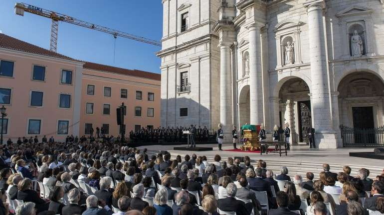 A escola é o edifício cor-de-rosa à esquerda, aqui fotografado aquando da trasladação de Sophia para o Panteão