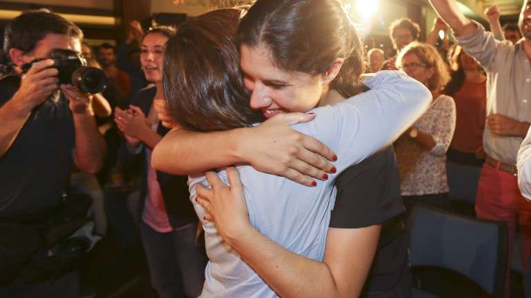 Catarina Martins e Mariana Mortágua, duas das deputadas que voltarão à Assembleia da República. Ao fundo está Joana Mortágua, também deputada eleita pelo Bloco de Esquerda no círculo de Setúbal.