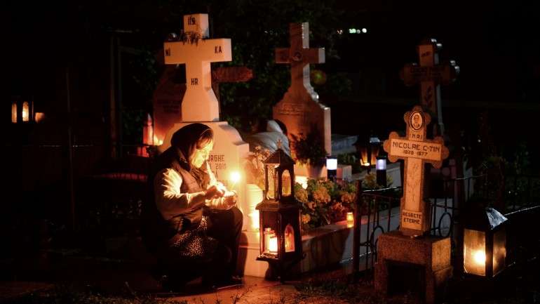 Para alguns, durante os dias 31 de outubro, 1 e 2 de novembro os vivos conseguem contactar com os mortos