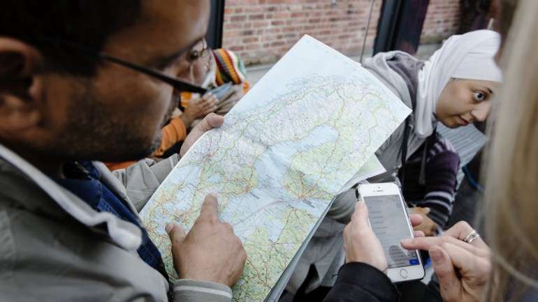 O grupo recusa-se a deixar o autocarro queixando-se que esta vila se encontra a dezenas de quilómetros da cidade mais próxima, com muitos a exigirem que os levem para uma cidade grande ou, inclusive, para a Alemanha.