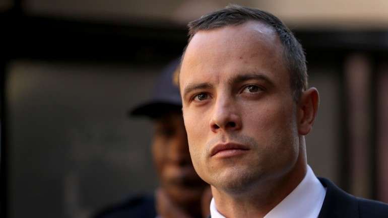 Oscar Pistorius, acusado de matar a sua namorada a tiro, volta segunda-feira a tribunal