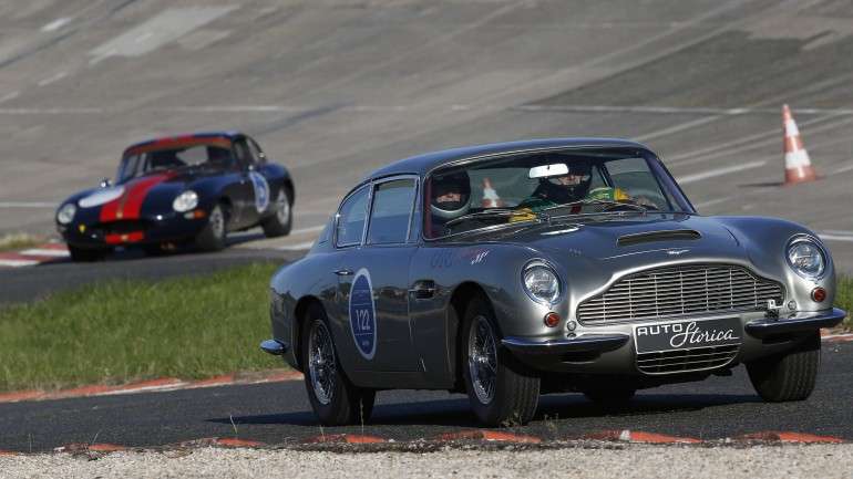 Um Aston Martin DB6, um dos carros de luxo do milionário britânico David Spencer-Percival, que fez fortuna duas vezes