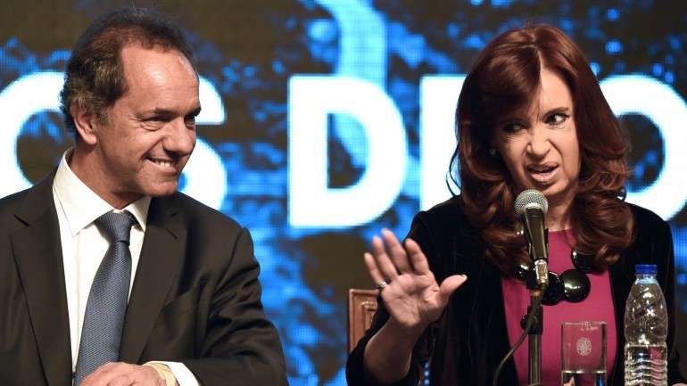 Apesar de receber o apoio Cristina Kirchner, o candidato Daniel Scioli é apontado como sendo "muito à direita" da Presidente cessante