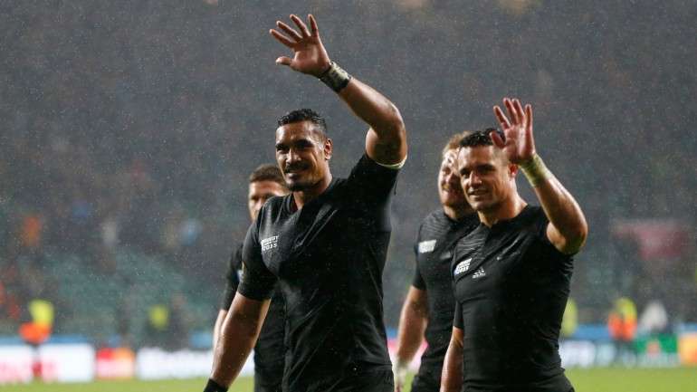 Daniel Carter, o que está a acenar à direita, é um dos melhores jogadores do mundo e o que mais pontos leva marcados na história do râguebi. Mas só agora, com 33 anos e ao quarto Mundial em que está, consegue estar numa final