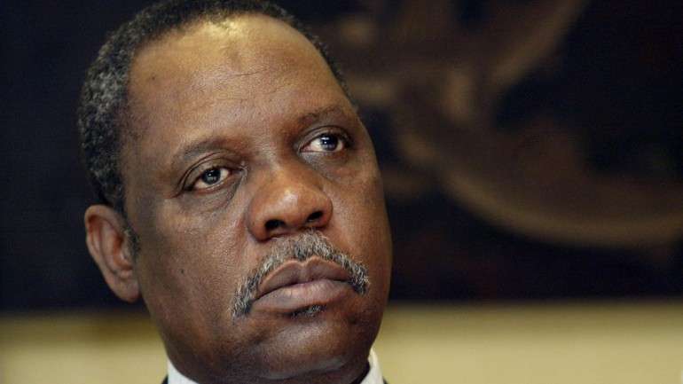 Issa Hayatou será o novo presidente interino da FIFA até 26 de fevereiro, altura em que se escolherá um novo líder