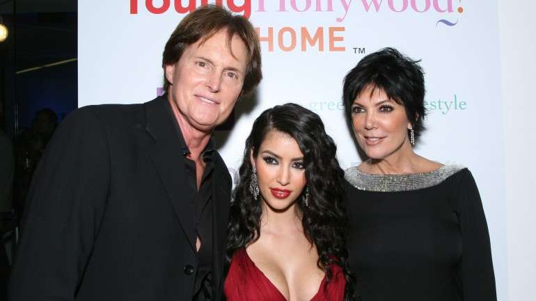 Bruce Jenner, Kim Kardashian e Kris Jenner em outubro de 2007, na apresentação da primeira temporada de "Keeping Up With The Kardashians".