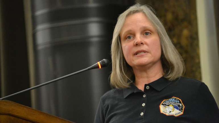 Alice Bowman é a primeira mulher do Laboratório de Fisíca Aplicada da Universidade de John Hokins, a dirigir uma missão espacial da NASA