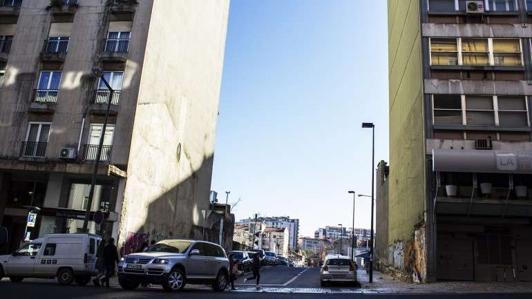 Esta vai ser a Rua Seara Nova, com entrada na Artilharia Um