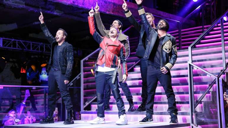 Nem de propósito, a "boyband" abriu com "Everybody (Backstreet's Back)". Antes, as peças da coleção da Balmain para a H&M desfilaram na "passerelle". Veja as nossas favoritas, com os respetivos preços, no final do artigo.