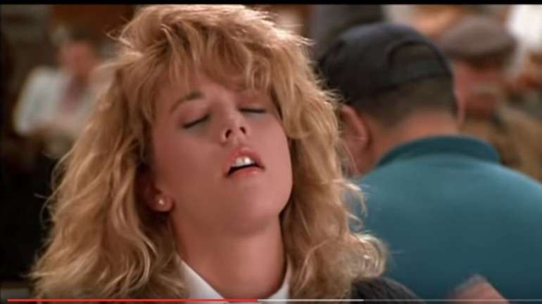 A atriz Meg Ryan ajudou a imortalizar o filme "Um Amor Inevitável" quando protagonizou a icónica cena em que finge ter um orgasmo num restaurante