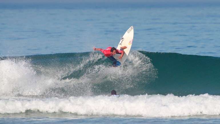 Vasco Ribeiro sagrou-se campeão mundial júnior no ano passado no Guincho e, agora, qualificou-se para os quartos-de-final do evento QS10.000 que decorre nas mesmas ondas