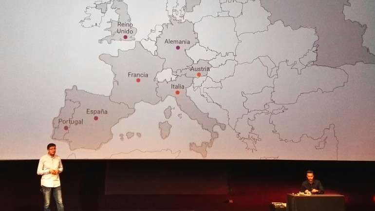Alberto Méndez, diretor geral da BQ, durante a apresentação no Teatro Goya (Madrid). Apesar da ambição global, a marca espanhola continua focada nos mercados europeus