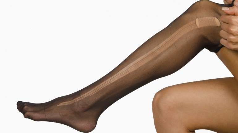Quando estiver a vestir as meias, evite usar anéis, pulseiras e relógios que possam puxar os fios e rasgar os collants.