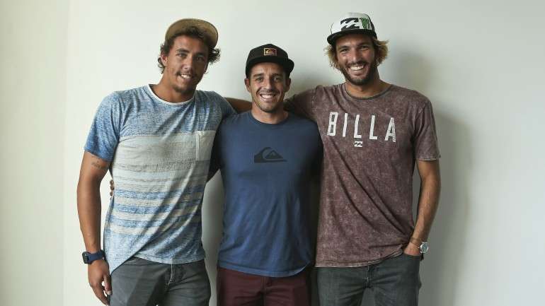 O mais velho está no meio e ao lado estão os miúdos. Tiago Pires compete pela oitava vez na etapa de Peniche, Frederico Morais (direita) vai na terceira edição e Vasco Ribeiro (esquerdo) estreia-se na prova que se realiza na praia de Supertubos