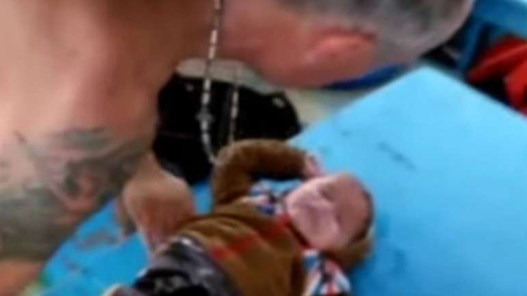 Um pescador turco puxou uma criança síria, de 18 meses de idade, que andava à deriva nas águas geladas do Mar Egeu, e pode ter salvo a vida do rapaz.