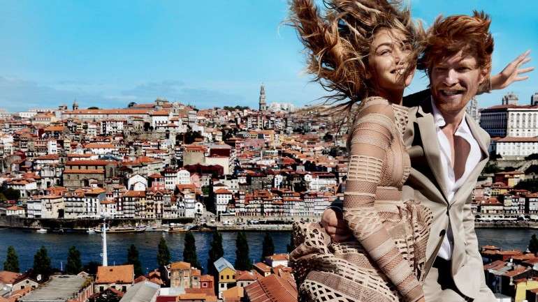 Gigi Hadid e o ator Domhnall Gleeson em Gaia, com vista para o Douro e a Torre dos Clérigos.