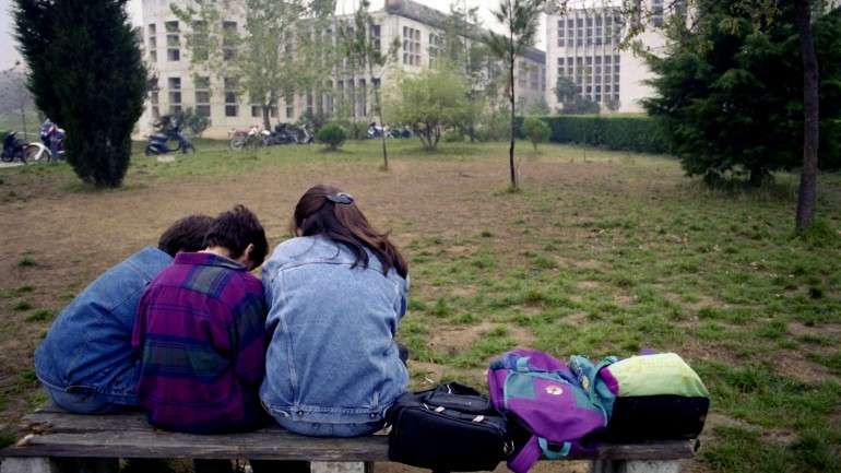 Neste pequeno universo há turmas com muitos estudantes carenciados e há casos onde a maioria dos alunos tem mais estudos do que os pais