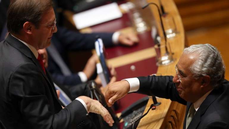 No final do seu discurso, Costa foi cumprimentar Passos Coelho