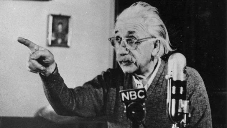 Albert Einstein desenvolveu a teoria da relatividade, um dos pilares da física moderna.