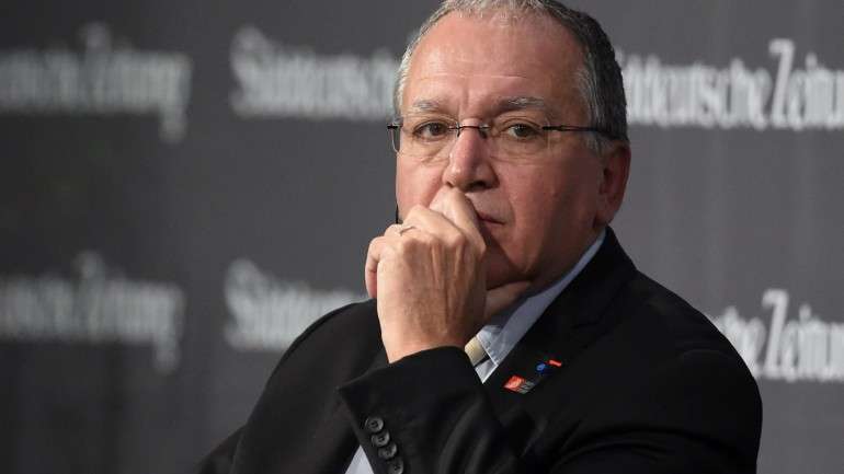 Benoît Batistteli diz que as acusações fazem parte de uma "campanha de difamação". Mas o seu nome começa a ficar associado a colapsos nervosos, suicídios e a um clima de intimidação.
