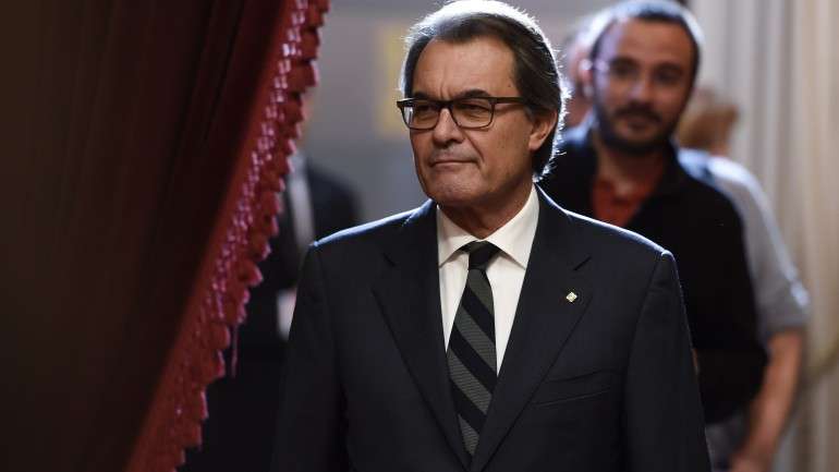 Artur Mas, o candidato da coligação Junts pel Sí (que tem mais 3 partidos independentistas) recusa ceder às pretensões da CUP, que pretendia que o candidato da coligação saísse de um dos 3 partidos de esquerda que a compõem