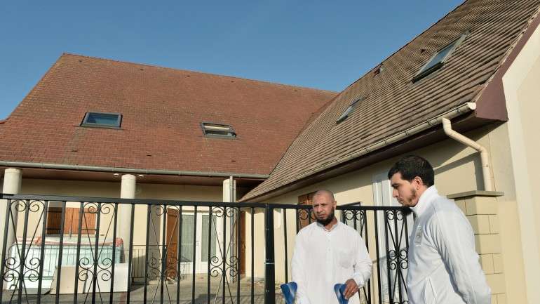 Esta é a mesquita de Luce, perto de Chartres, que era frequentada por Omar Ismael Mostefai. Aqui estão dois responsáveis pela mesquita.