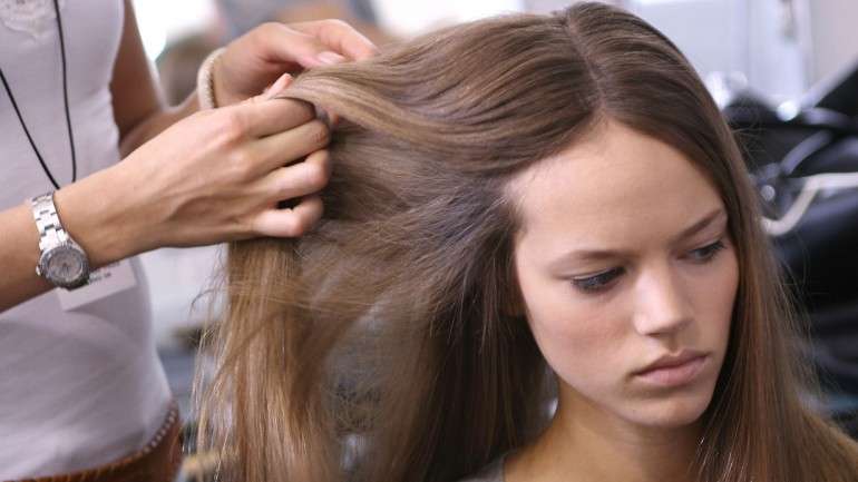 Uma pessoa adulta tem, em geral, 90 mil a 140 mil fios de cabelo e é perfeitamente normal perdermos 100 por dia.