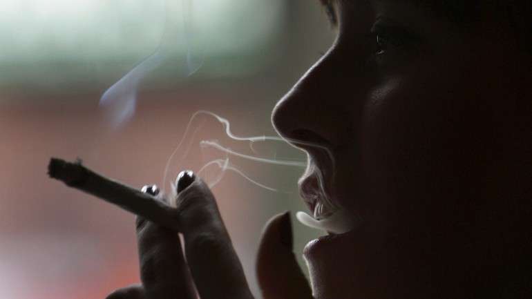 Está cientificamente demonstrado que o consumo regular da canábis aumenta, a longo prazo, o risco de psicose; agora, demonstrou-se que a droga, quando consumida com um grau de concentração de THC elevado, danifica particularmente a comunicação cerebral