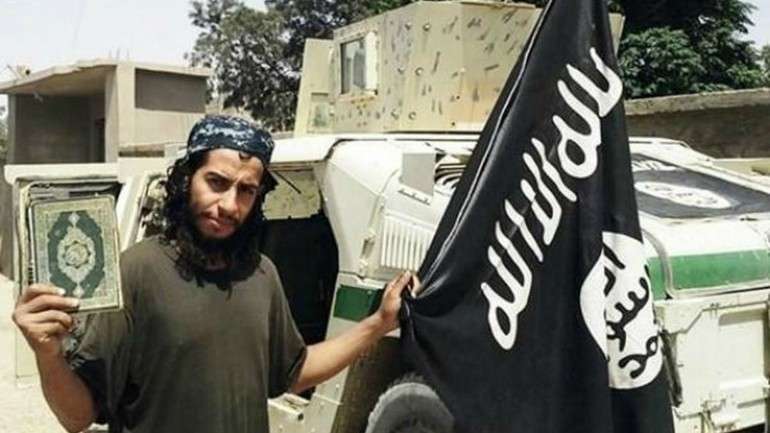 Abdelhamid Abaaoud esteve na Bélgica numa casa segura juntamente com outros membros de uma célula terrorista. Em janeiro deste ano o local foi atacado e foram mortos dois dos militantes. Mas Abaaoud fugiu para a Síria onde terá coordenado os atentados de Paris