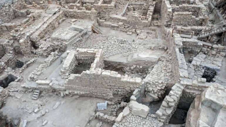 No ano 167 a.C o rei grego Antíoco Epífanes conquistou Jerusalém. Mais tarde, e para manter o controlo no Monte do Templo construiu a Acra.