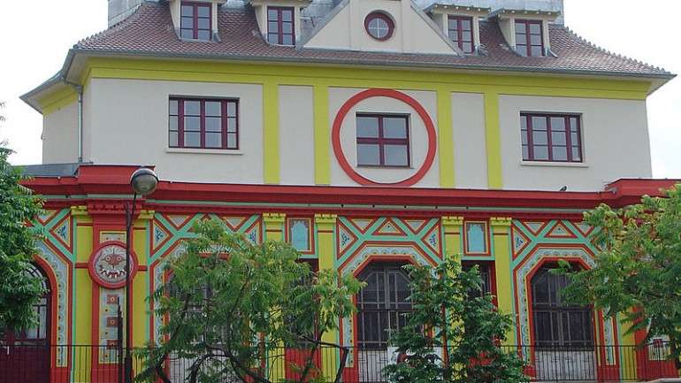 O Bataclan já pintado com as cores originais mas sem o telhado de pagode chinês