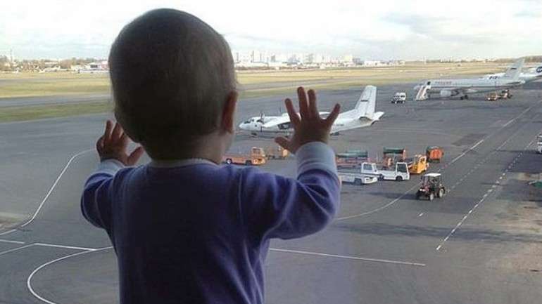 A bebé de 10 meses, Darina Gromova, minutos antes do embarque.