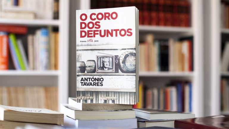 De um coro dos defuntos, para mais galardoado com o prémio Leya, esperaríamos mais traquejo literário